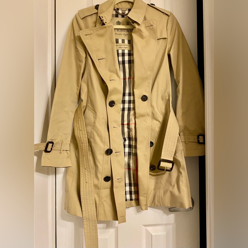 Burberry Trench size US 4  Tan prinstine condition never used